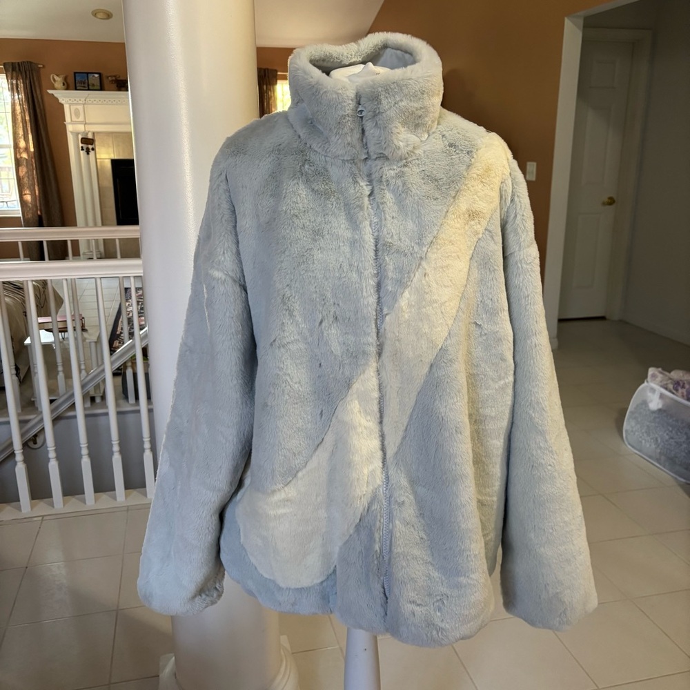 NWT Nike Women’s Sportswear Faux Fur Swoosh Jacket Light Blue Women’s Size XL